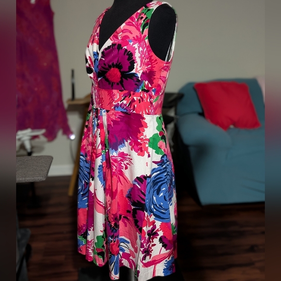 Curve Hugging Vibrant Floral V-Neck Sleeveless Dress - Picture 2 of 7